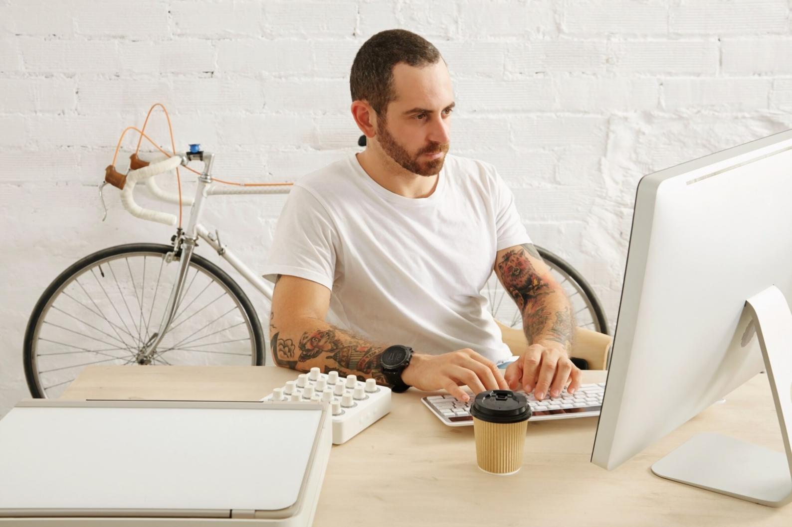 Espace de travail organisé avec documents financiers et outils de planification
