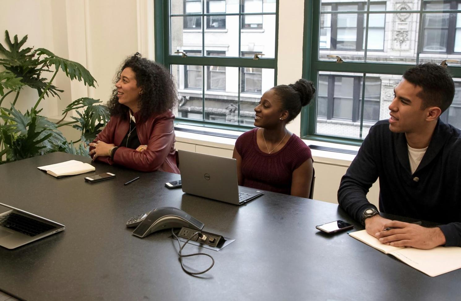 Professionnel utilisant des outils numériques pour la gestion financière